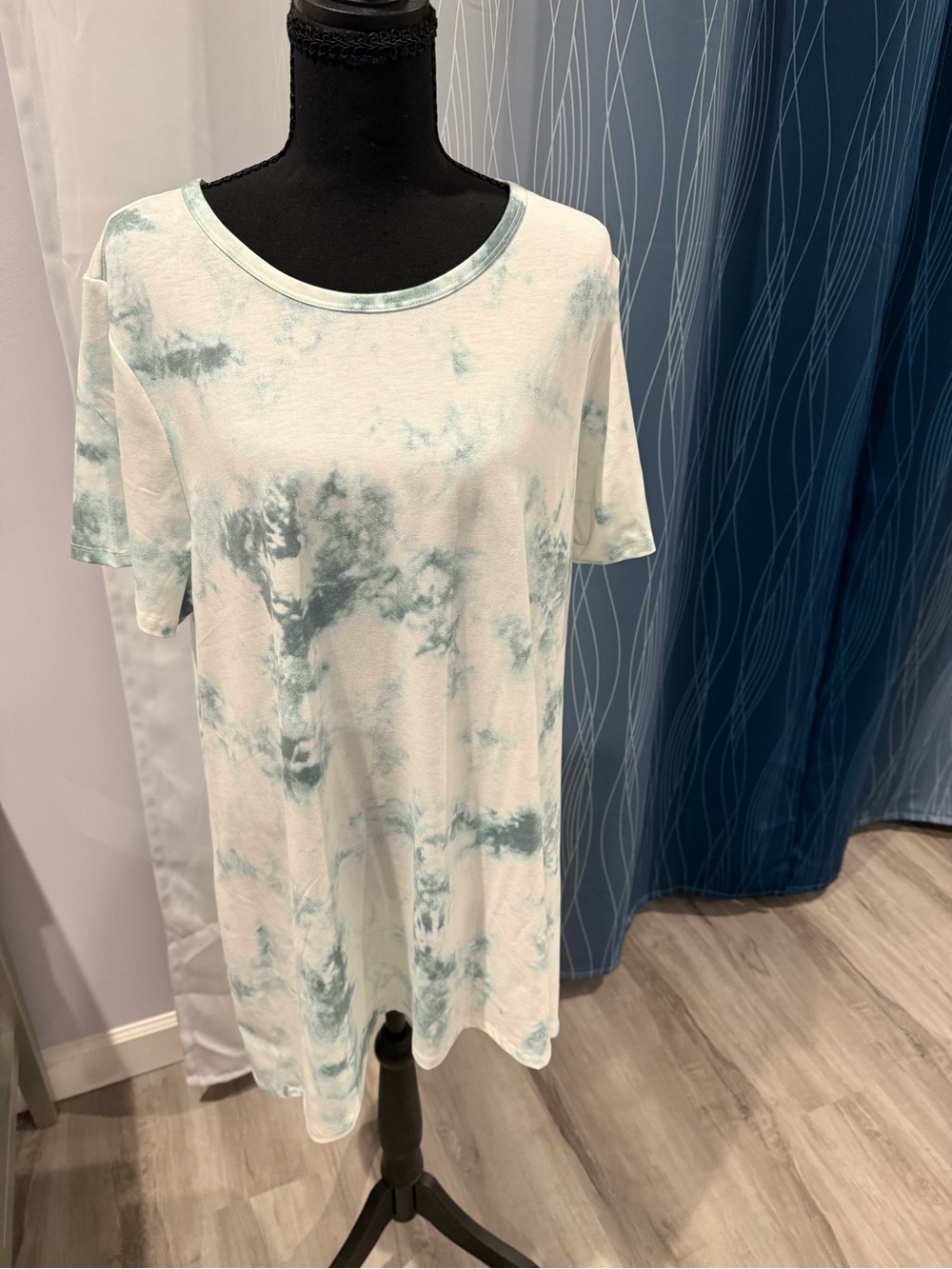 LuLaRoe Short Sleeve Scoop Neck Tee - Aqua Tie-Dye on White